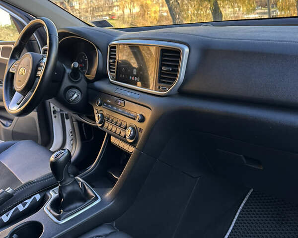 Білий Кіа Sportage, об'ємом двигуна 1.59 л та пробігом 69 тис. км за 17500 $, фото 37 на Automoto.ua