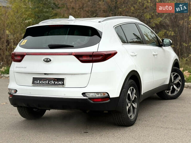 Білий Кіа Sportage, об'ємом двигуна 1.59 л та пробігом 50 тис. км за 17799 $, фото 3 на Automoto.ua