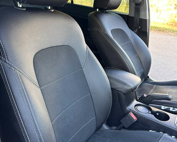 Білий Кіа Sportage, об'ємом двигуна 1.59 л та пробігом 69 тис. км за 17500 $, фото 36 на Automoto.ua