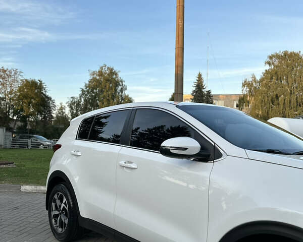 Белый Киа Sportage, объемом двигателя 1.6 л и пробегом 51 тыс. км за 17500 $, фото 2 на Automoto.ua