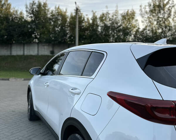 Белый Киа Sportage, объемом двигателя 1.6 л и пробегом 51 тыс. км за 17500 $, фото 8 на Automoto.ua
