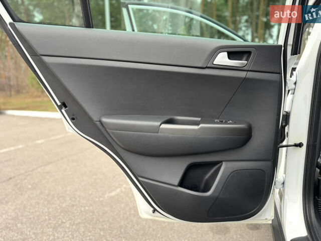 Белый Киа Sportage, объемом двигателя 1.6 л и пробегом 84 тыс. км за 19700 $, фото 32 на Automoto.ua