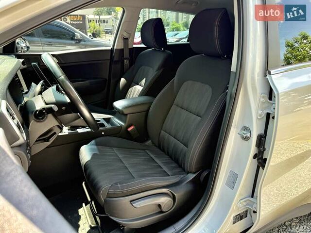Киа Sportage 2020 в Харькове на Automoto.ua Белый Киа Sportage, объемом двигателя 1.6 л и пробегом 68 тыс. км за 21300 $, фото 8 на Automoto.ua