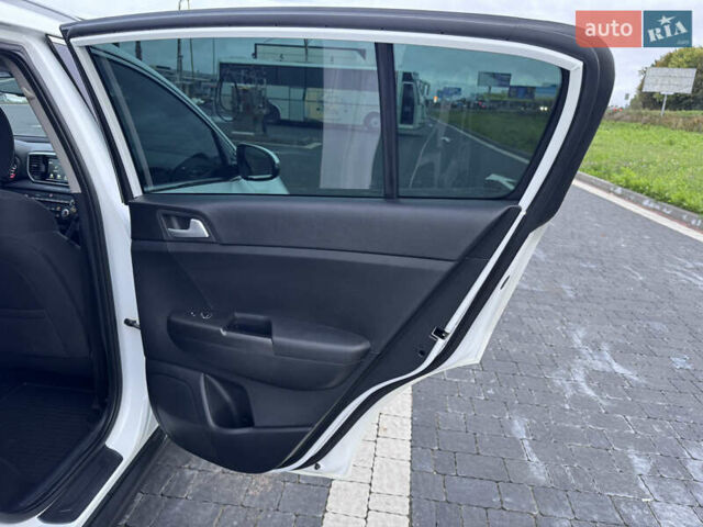 Білий Кіа Sportage, об'ємом двигуна 1.6 л та пробігом 49 тис. км за 18500 $, фото 34 на Automoto.ua