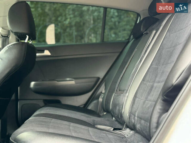 Білий Кіа Sportage, об'ємом двигуна 1.6 л та пробігом 80 тис. км за 21000 $, фото 24 на Automoto.ua