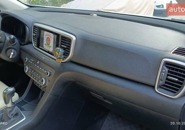 Білий Кіа Sportage, об'ємом двигуна 1.59 л та пробігом 50 тис. км за 19500 $, фото 31 на Automoto.ua