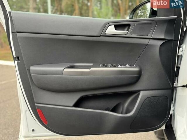 Білий Кіа Sportage, об'ємом двигуна 1.6 л та пробігом 84 тис. км за 20500 $, фото 22 на Automoto.ua