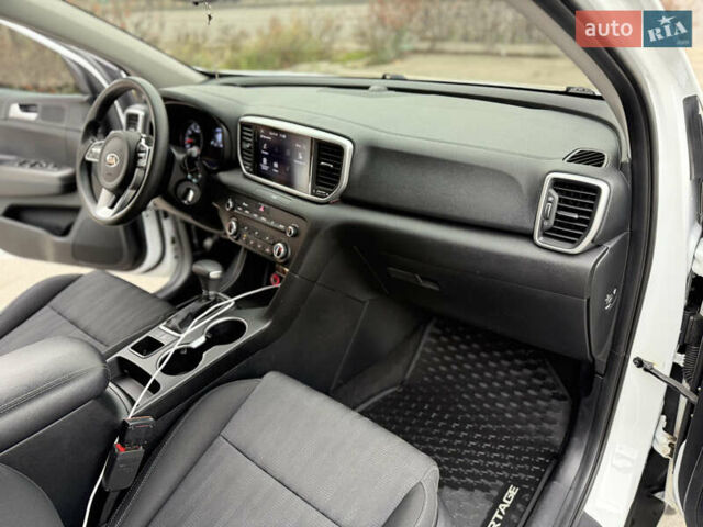 Білий Кіа Sportage, об'ємом двигуна 1.59 л та пробігом 105 тис. км за 17300 $, фото 10 на Automoto.ua