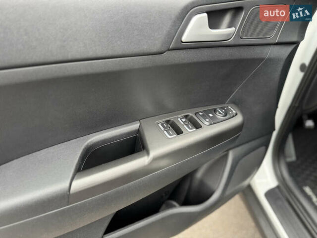 Белый Киа Sportage, объемом двигателя 1.6 л и пробегом 84 тыс. км за 19700 $, фото 22 на Automoto.ua