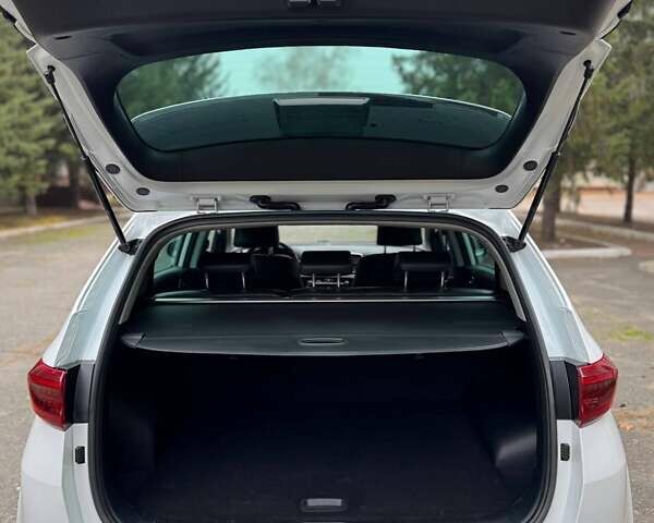 Білий Кіа Sportage, об'ємом двигуна 2 л та пробігом 103 тис. км за 23500 $, фото 17 на Automoto.ua