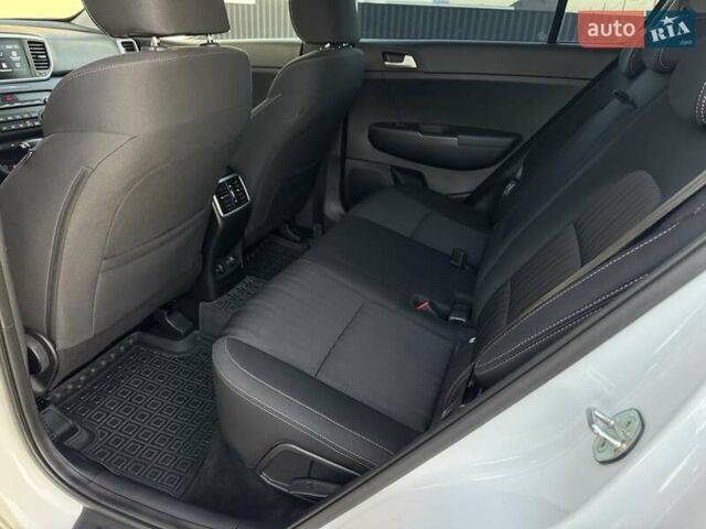 Білий Кіа Sportage, об'ємом двигуна 1.59 л та пробігом 95 тис. км за 19500 $, фото 55 на Automoto.ua