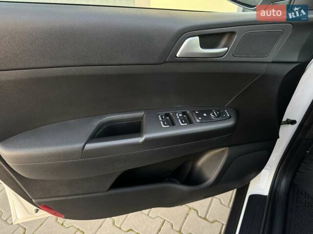 Білий Кіа Sportage, об'ємом двигуна 1.59 л та пробігом 95 тис. км за 19500 $, фото 52 на Automoto.ua