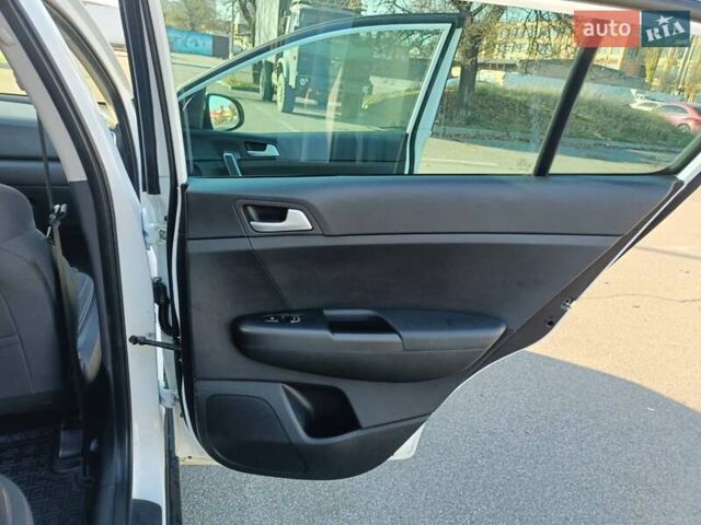 Білий Кіа Sportage, об'ємом двигуна 1.59 л та пробігом 115 тис. км за 16950 $, фото 12 на Automoto.ua