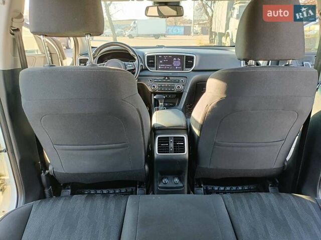 Білий Кіа Sportage, об'ємом двигуна 1.59 л та пробігом 115 тис. км за 16950 $, фото 13 на Automoto.ua