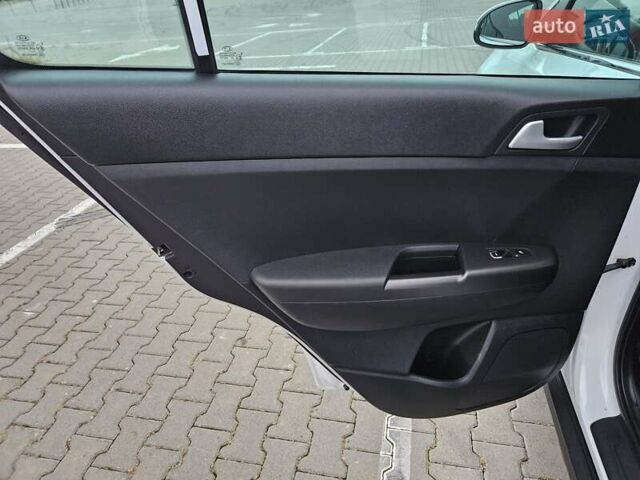 Киа Sportage 2021 в Киеве на Automoto.ua Белый Киа Sportage, объемом двигателя 1.59 л и пробегом 71 тыс. км за 19400 $, фото 10 на Automoto.ua