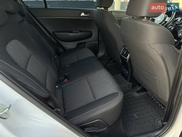 Білий Кіа Sportage, об'ємом двигуна 1.59 л та пробігом 95 тис. км за 19500 $, фото 56 на Automoto.ua