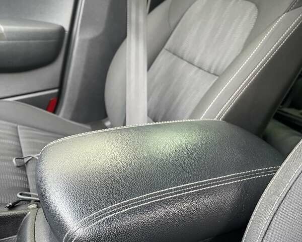 Білий Кіа Sportage, об'ємом двигуна 1.59 л та пробігом 115 тис. км за 16500 $, фото 19 на Automoto.ua