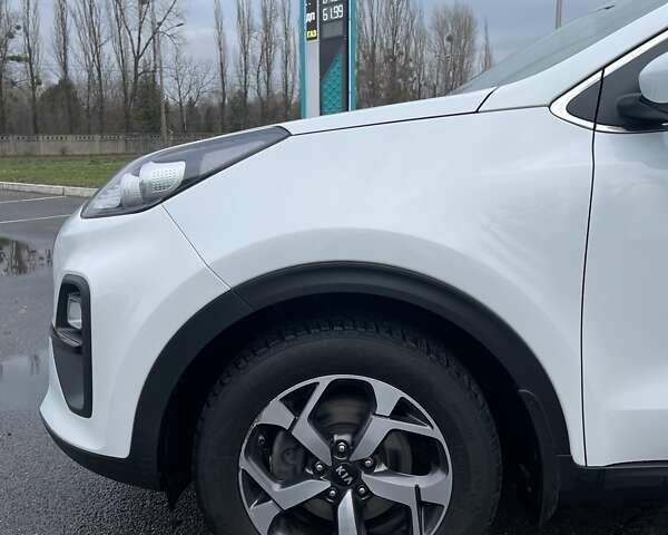 Білий Кіа Sportage, об'ємом двигуна 1.59 л та пробігом 115 тис. км за 16500 $, фото 10 на Automoto.ua