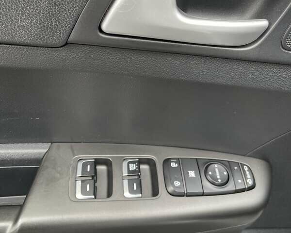 Білий Кіа Sportage, об'ємом двигуна 1.59 л та пробігом 115 тис. км за 16500 $, фото 25 на Automoto.ua