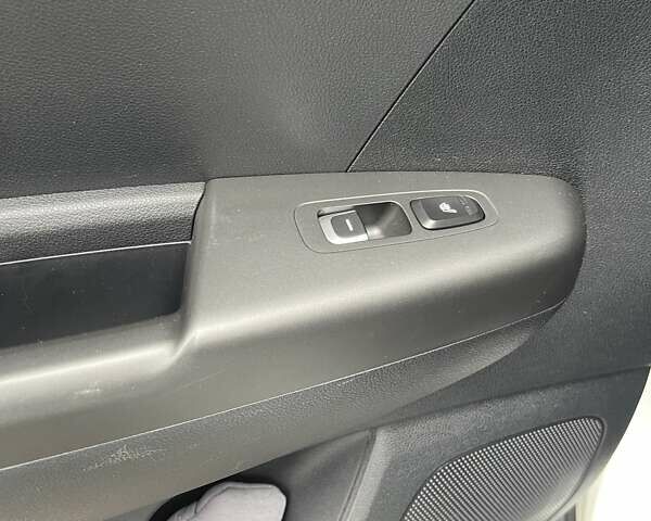 Білий Кіа Sportage, об'ємом двигуна 1.59 л та пробігом 115 тис. км за 16500 $, фото 27 на Automoto.ua