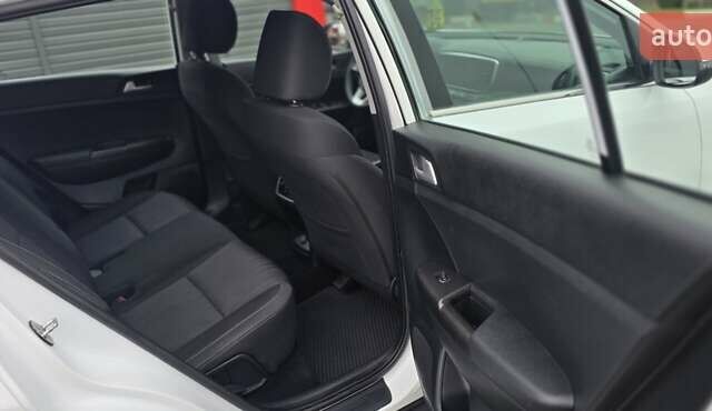 Білий Кіа Sportage, об'ємом двигуна 1.6 л та пробігом 131 тис. км за 13950 $, фото 24 на Automoto.ua