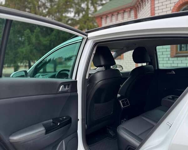 Білий Кіа Sportage, об'ємом двигуна 2 л та пробігом 103 тис. км за 23500 $, фото 16 на Automoto.ua