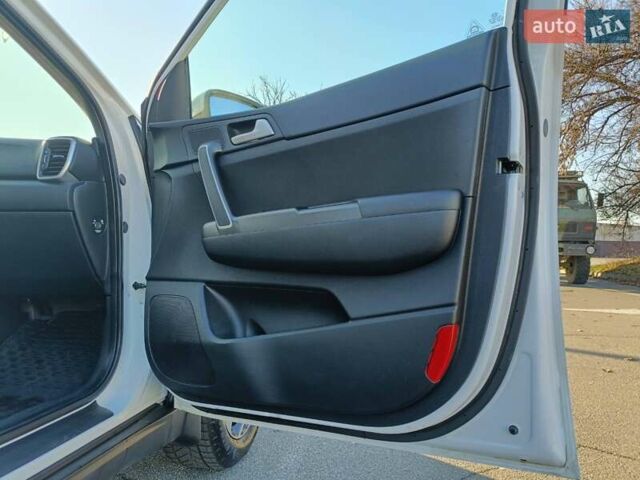 Білий Кіа Sportage, об'ємом двигуна 1.59 л та пробігом 115 тис. км за 16950 $, фото 17 на Automoto.ua