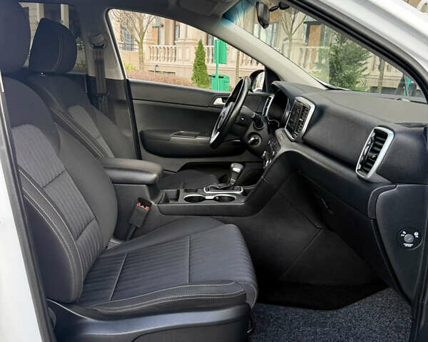 Белый Киа Sportage, объемом двигателя 1.6 л и пробегом 35 тыс. км за 20300 $, фото 23 на Automoto.ua