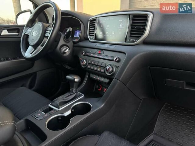 Білий Кіа Sportage, об'ємом двигуна 1.59 л та пробігом 95 тис. км за 19500 $, фото 60 на Automoto.ua
