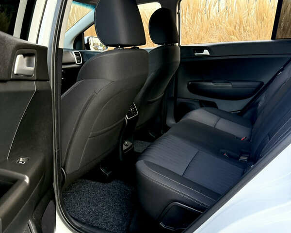 Белый Киа Sportage, объемом двигателя 1.6 л и пробегом 35 тыс. км за 20300 $, фото 31 на Automoto.ua