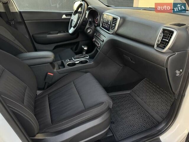 Білий Кіа Sportage, об'ємом двигуна 1.59 л та пробігом 95 тис. км за 19500 $, фото 59 на Automoto.ua