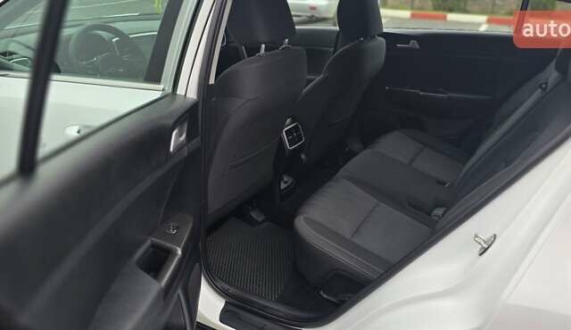 Білий Кіа Sportage, об'ємом двигуна 1.6 л та пробігом 131 тис. км за 13950 $, фото 20 на Automoto.ua