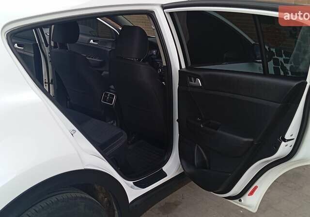 Белый Киа Sportage, объемом двигателя 1.6 л и пробегом 34 тыс. км за 21700 $, фото 36 на Automoto.ua