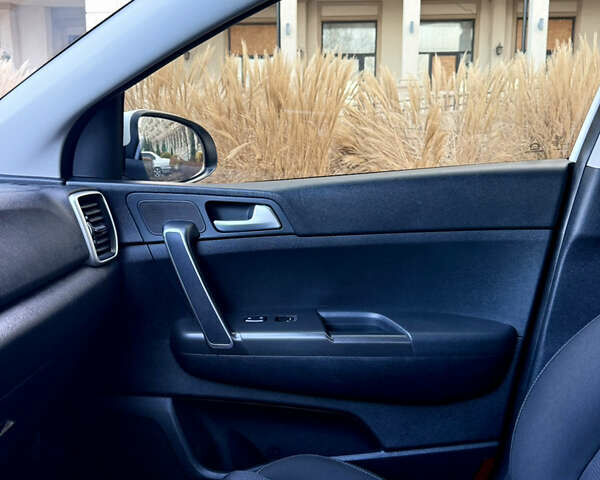 Белый Киа Sportage, объемом двигателя 1.6 л и пробегом 35 тыс. км за 20300 $, фото 27 на Automoto.ua