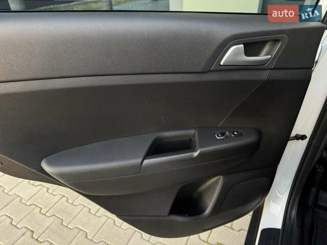 Білий Кіа Sportage, об'ємом двигуна 1.59 л та пробігом 95 тис. км за 19500 $, фото 54 на Automoto.ua