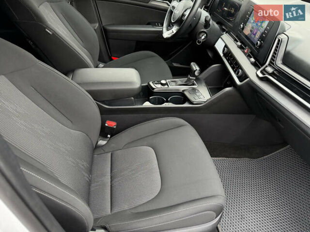Киа Sportage 2023 в Киеве на Automoto.ua Белый Киа Sportage, объемом двигателя 2 л и пробегом 27 тыс. км за 27950 $, фото 36 на Automoto.ua
