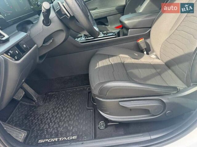Киа Sportage 2023 в Киеве на Automoto.ua Белый Киа Sportage, объемом двигателя 1.6 л и пробегом 11 тыс. км за 26999 $, фото 12 на Automoto.ua