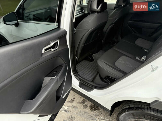 Білий Кіа Sportage, об'ємом двигуна 2 л та пробігом 27 тис. км за 27955 $, фото 25 на Automoto.ua