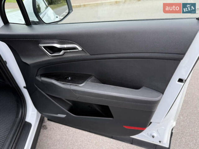 Киа Sportage 2023 в Киеве на Automoto.ua Белый Киа Sportage, объемом двигателя 2 л и пробегом 27 тыс. км за 27950 $, фото 35 на Automoto.ua