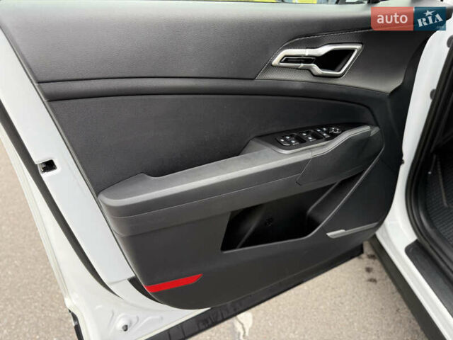 Киа Sportage 2023 в Киеве на Automoto.ua Белый Киа Sportage, объемом двигателя 2 л и пробегом 27 тыс. км за 27950 $, фото 15 на Automoto.ua