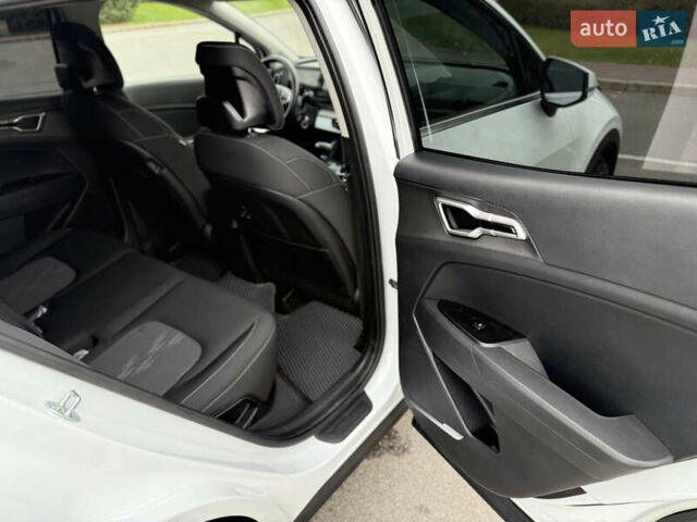Киа Sportage 2023 в Киеве на Automoto.ua Белый Киа Sportage, объемом двигателя 2 л и пробегом 27 тыс. км за 27950 $, фото 30 на Automoto.ua