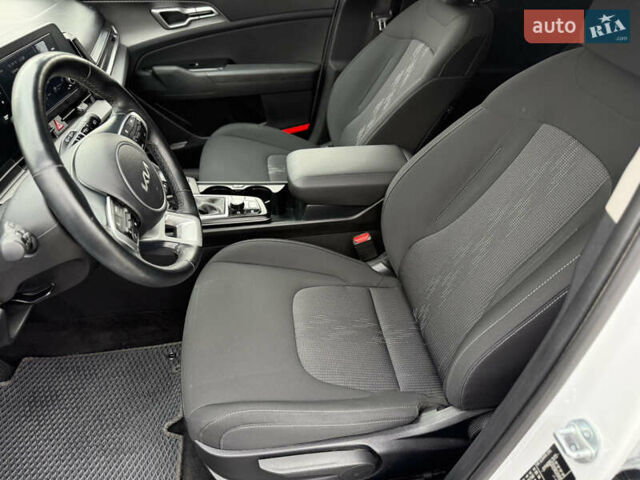 Киа Sportage 2023 в Киеве на Automoto.ua Белый Киа Sportage, объемом двигателя 2 л и пробегом 27 тыс. км за 27950 $, фото 16 на Automoto.ua