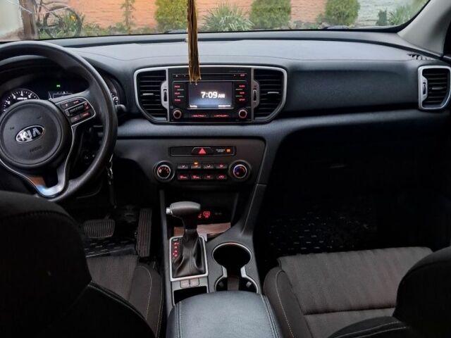 Чорний Кіа Sportage, об'ємом двигуна 2 л та пробігом 127 тис. км за 14950 $, фото 4 на Automoto.ua