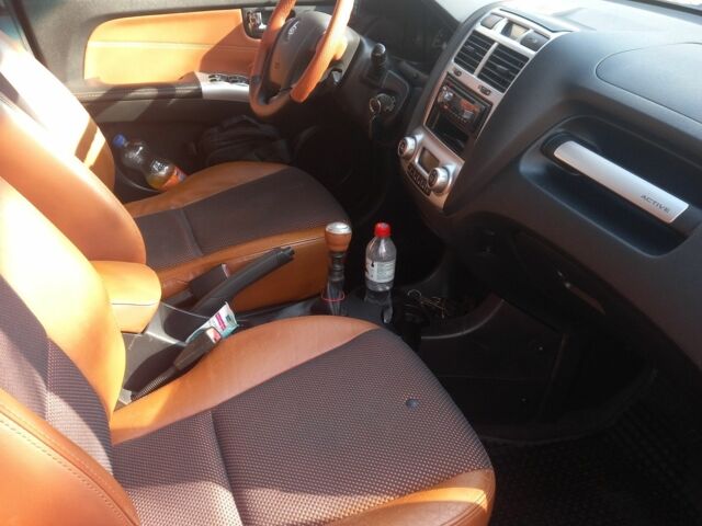 Чорний Кіа Sportage, об'ємом двигуна 2 л та пробігом 263 тис. км за 8100 $, фото 6 на Automoto.ua