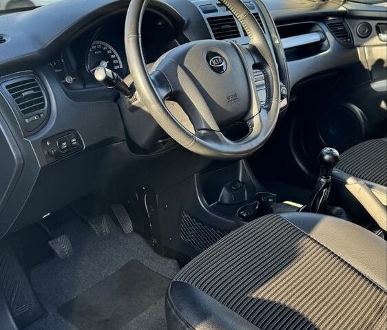 Чорний Кіа Sportage, об'ємом двигуна 2 л та пробігом 178 тис. км за 8800 $, фото 10 на Automoto.ua