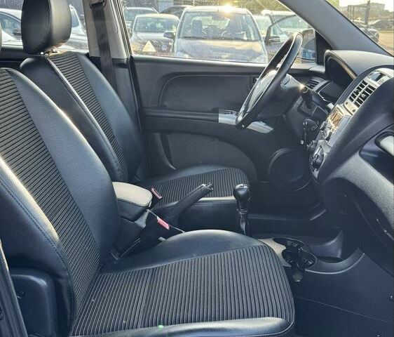Чорний Кіа Sportage, об'ємом двигуна 2 л та пробігом 178 тис. км за 8800 $, фото 18 на Automoto.ua