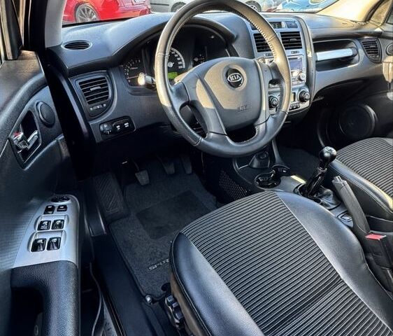 Чорний Кіа Sportage, об'ємом двигуна 2 л та пробігом 178 тис. км за 8800 $, фото 9 на Automoto.ua