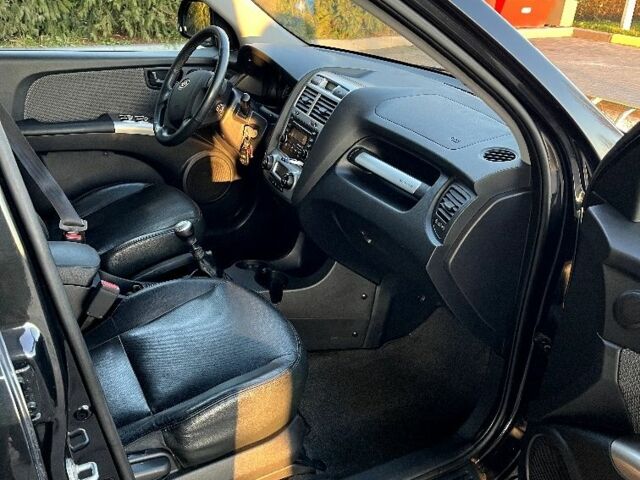 Черный Киа Sportage, объемом двигателя 2 л и пробегом 226 тыс. км за 8800 $, фото 2 на Automoto.ua