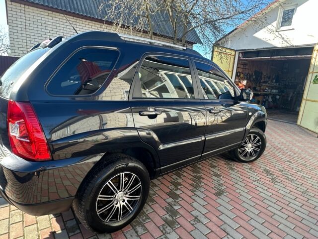 Черный Киа Sportage, объемом двигателя 2 л и пробегом 195 тыс. км за 9000 $, фото 2 на Automoto.ua