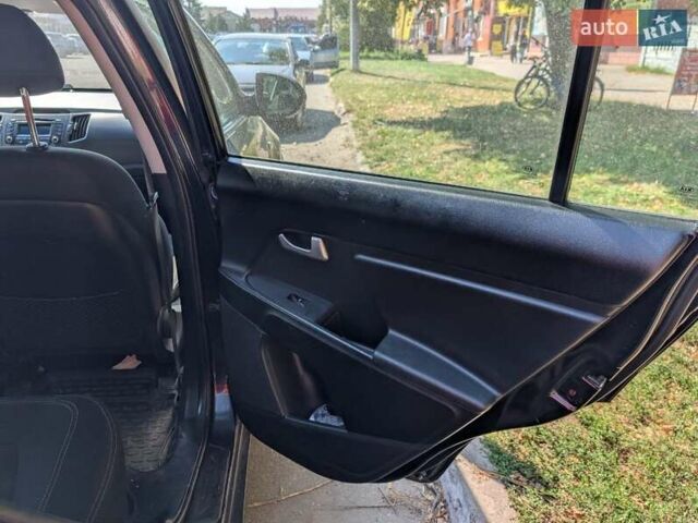 Чорний Кіа Sportage, об'ємом двигуна 2 л та пробігом 271 тис. км за 10500 $, фото 8 на Automoto.ua